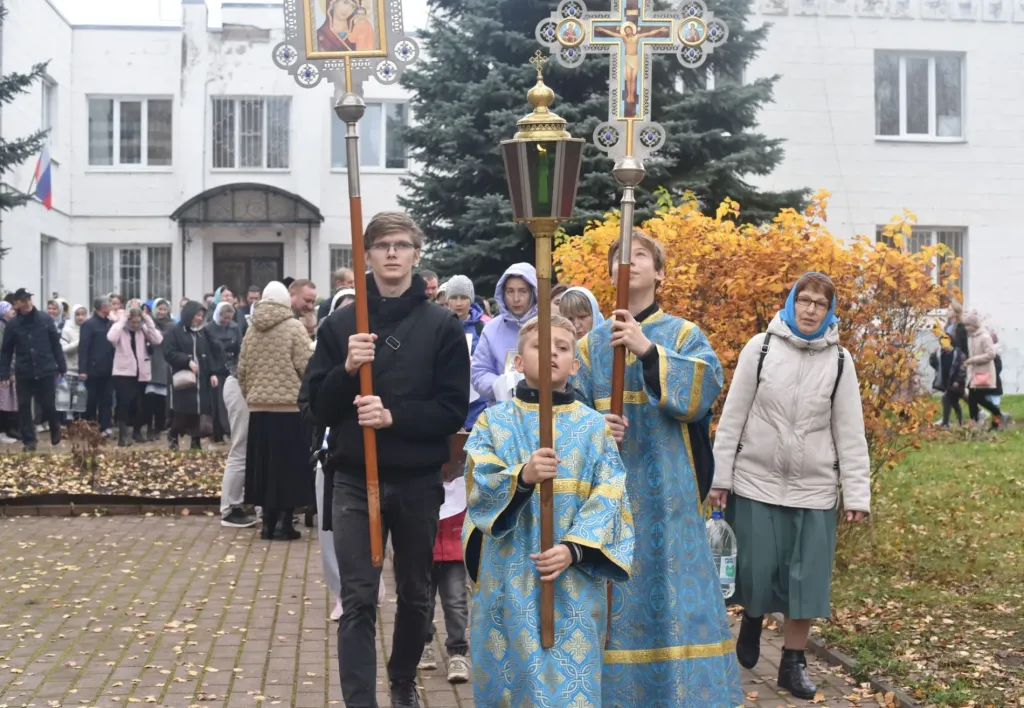 Жители посёлка Волжский совершили крестный ход вокруг населённого пункта