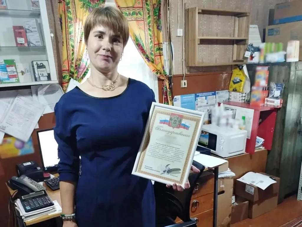 В Макарьеве наградили почтовичек, спасших пенсионеров от мошенников