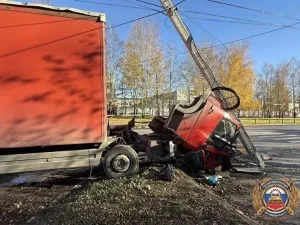 В Костроме грузовик врезался в опору ЛЭП, водитель пострадал