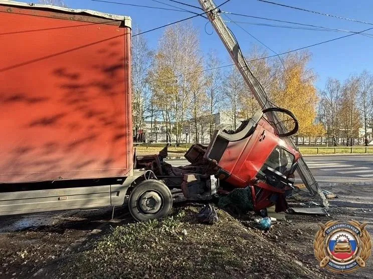 В Костроме грузовик врезался в опору ЛЭП, водитель пострадал