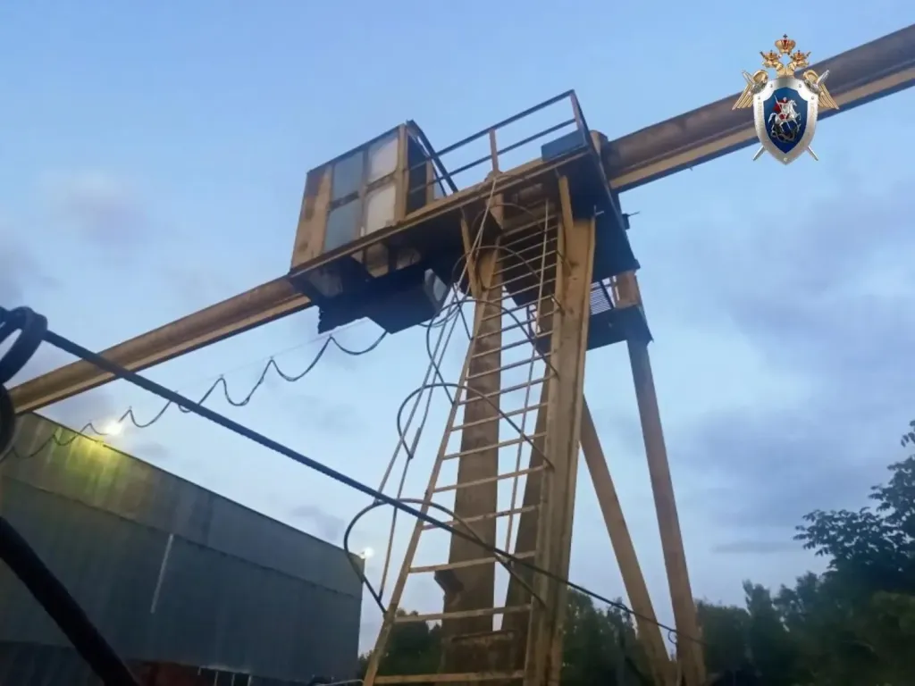 В Костроме возбудили дело после падения электромонтёра с крана