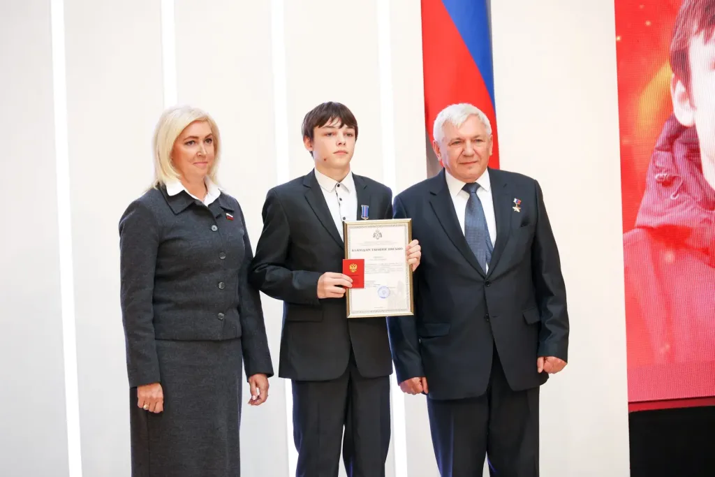 Костромич Денис Смирнов получил медаль Совфеда за спасение ребёнка
